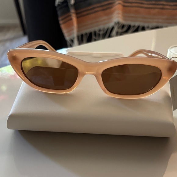 Chic BANBE Nude/Brown Sunglasses - Picture 1 of 6